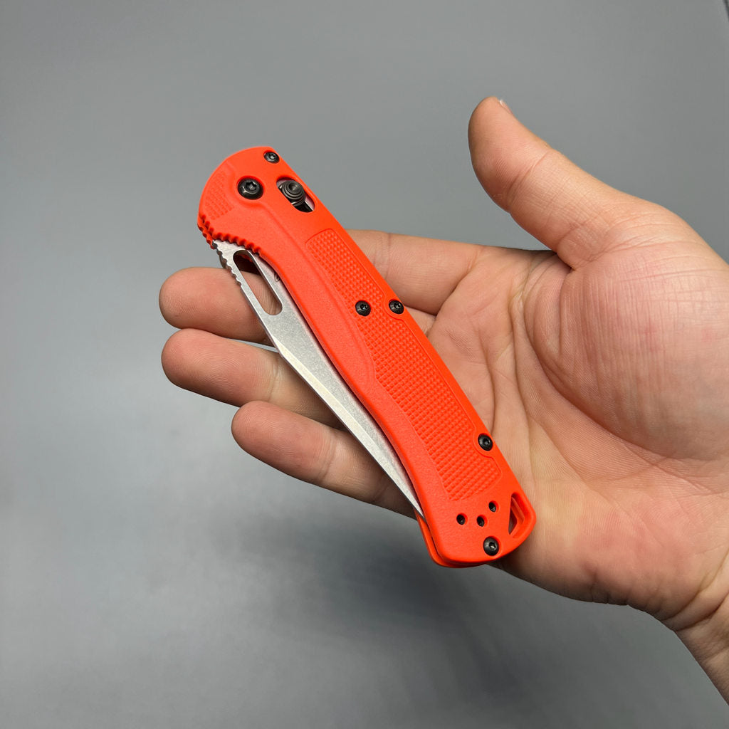 Benchmade Knives: 15535 Taggedout - AXIS Lock - Orange Grivory